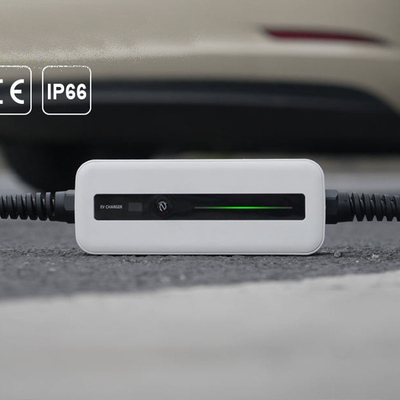 Weißes tragbares EV-Ladegerät Europa Standard Stecker 16A 220V Elektroauto-Ladegerät Ausgangsleistung 3,5 kW