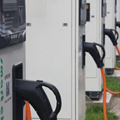 Gleichstrom-Ausgangsstrom-Schnellladegerät für Elektrofahrzeuge mit CCS-Schnittstellenstandard und Werbeanzeige