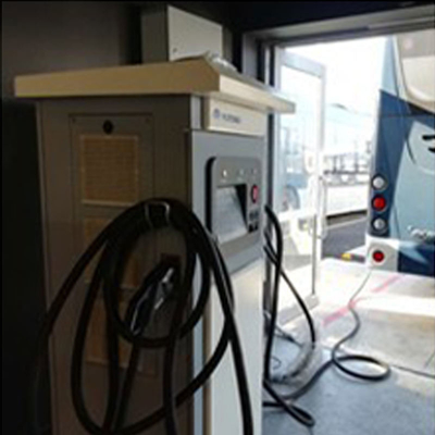 Gleichstrom-Ausgangsstrom-Schnellladegerät für Elektrofahrzeuge mit CCS-Schnittstellenstandard und Werbeanzeige
